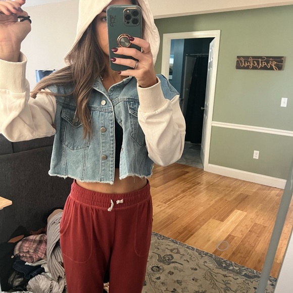 Hooded cropped jean jacket (with detachable hood) - Picture 3 of 7